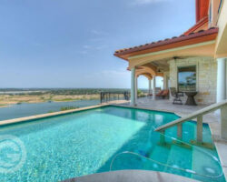 Residential infinity swimming pool - Master Pools Guild