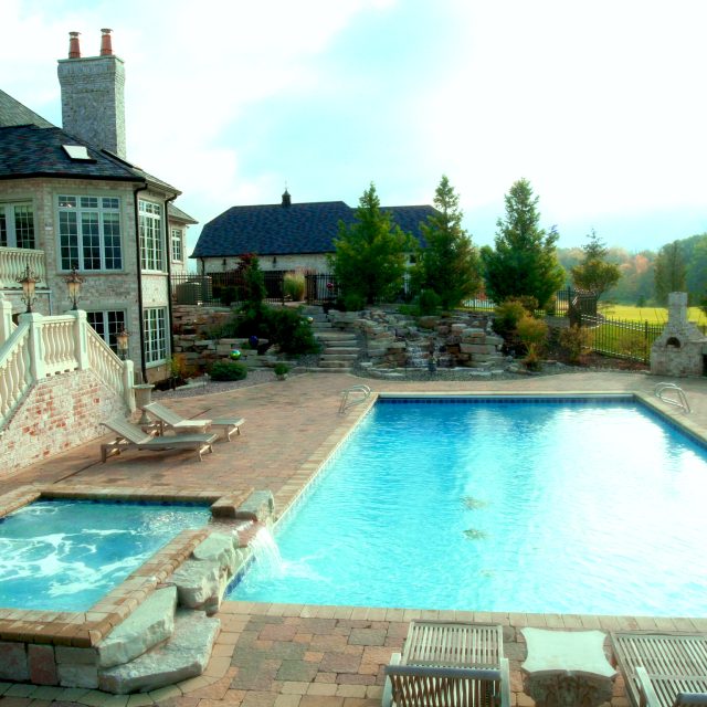 Traditional swimming pool with water feature - Master Pools Guild