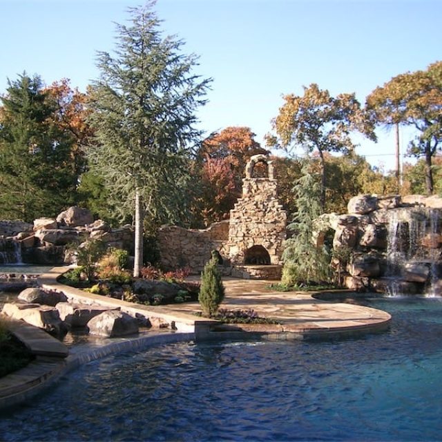 Freeform pool with water feature - Master Pools Guild